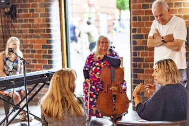 Worcester, İngiltere, İngiltere-13 Temmuz 2023: Hristiyan müzisyenler, portrelerinin fırça ya da kalem yerine müzik tarafından çizilmesini isteyen ya da yakalanmak isteyen herkese ücretsiz doğaçlama performans sergiliyorlar..