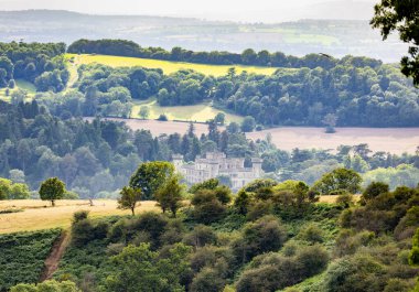Malvern Tepeleri yakınlarında, Eastnor Kalesi ile birlikte, güzel yemyeşil yaz ağaçları, çayırlar ve otlaklar arasında bir vadiye yerleşmiş, popüler bir İngiliz turizm beldesi..