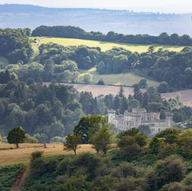 Malvern Tepeleri yakınlarında, Eastnor Kalesi ile birlikte, güzel yemyeşil yaz ağaçları, çayırlar ve otlaklar arasında bir vadiye yerleşmiş, popüler bir İngiliz turizm beldesi..