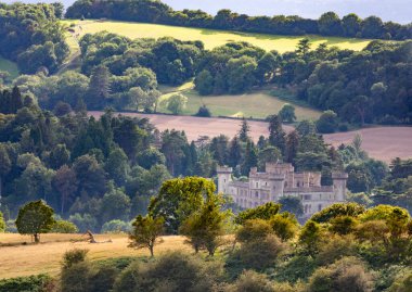 Malvern Tepeleri yakınlarında, Eastnor Kalesi ile birlikte, güzel yemyeşil yaz ağaçları, çayırlar ve otlaklar arasında bir vadiye yerleşmiş, popüler bir İngiliz turizm beldesi..