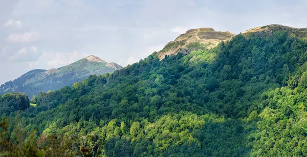 Güzel yaz manzarası, Malvern Tepesi sıradağları, Worcestershire Feneri, akşamüstü güneş ışığı, tepelere parlıyor, yemyeşil İngiliz kırsalları arasında ünlü simgeler..
