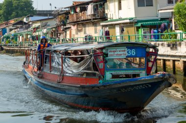 Tayland-21 Ocak 2024: Bu dar ve hızlı tekneler, geniş merkezi kanal ağı etrafında ucuz ulaşım imkanı sunmaktadır..