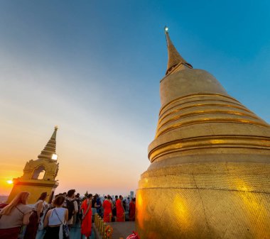 Bangkok, Tayland-21 Ocak 2024: Güneş batarken, birçok insan altın stupanın yanındaki bu en yüksek noktaya tırmanarak fotoğraf çekmeye gelir..