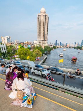 Bangkok, Tayland-15 Mayıs 2024: Chao Phraya Nehri 'ni geçen bitkiler ve çiçeklerle, bu dönüştürülmüş viyadük, yeşil bir vaha gibi, yakınlardaki yoğun yol trafiğini kesiyor.