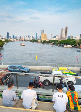 Bangkok, Tayland-15 Mayıs 2024: Chao Phraya Nehri 'ni geçen bitkiler ve çiçeklerle, bu dönüştürülmüş viyadük, yeşil bir vaha gibi, yakınlardaki yoğun yol trafiğini kesiyor.