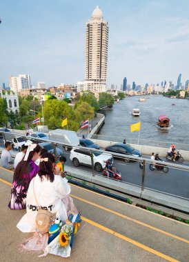 Bangkok, Tayland-15 Mayıs 2024: Chao Phraya Nehri 'ni geçen bitkiler ve çiçeklerle, bu dönüştürülmüş viyadük, yeşil bir vaha gibi, yakınlardaki yoğun yol trafiğini kesiyor.