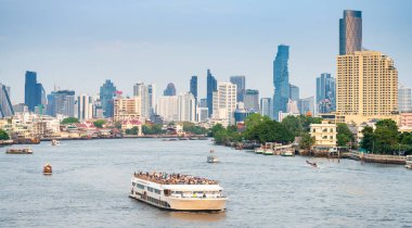 Bangkok, Tayland-15 Mayıs 2024: Nehir yaşamının tipik rahatlatıcı bir sahnesi, öğleden sonra ilerleyen saatlerde, yoğun yol trafiğini kesen,.