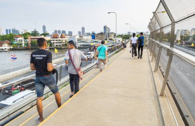 Bangkok, Tayland-15 Mayıs 2024: Chao Phraya Nehri 'ni geçen bitkiler ve çiçeklerle, bu dönüştürülmüş viyadük, yeşil bir vaha gibi, yakınlardaki yoğun yol trafiğini kesiyor.