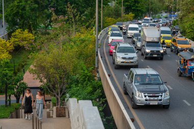 Bangkok, Tayland-15 Mayıs 2024: Yol boyunca birçok bitki, ağaç ve çiçekle, bu gerçek eko-sistem, yeşil, doğrusal bir vaha gibi, yakınlardaki yoğun yol trafiğini ferahlatıcı bir şekilde kesiyor..