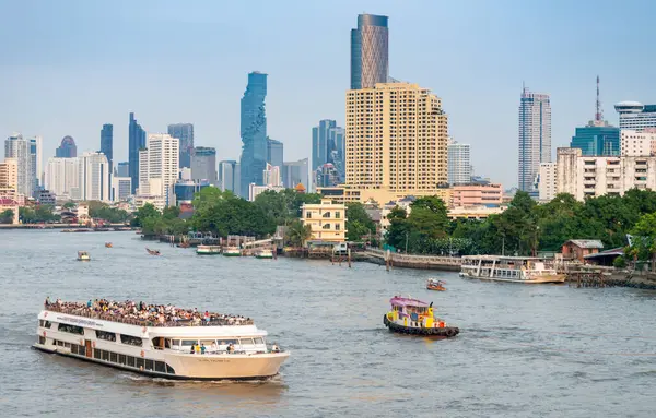 Bangkok, Tayland-15 Mayıs 2024: Nehir yaşamının tipik rahatlatıcı bir sahnesi, öğleden sonra ilerleyen saatlerde, yoğun yol trafiğini kesen,.