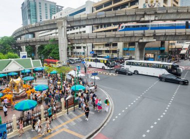 Tayland-Temmuz 03: 2024: Bir BTS Skytrain, Ratchadamri Yolu üzerinde, araçlar ve yayalar Bangkok şehir merkezinde ilerlerken,.