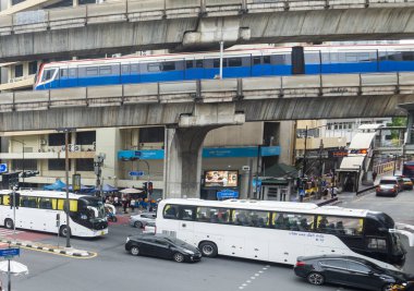 Tayland-Temmuz 03: 2024: Bir BTS Skytrain, Ratchadamri Yolu üzerinde, araçlar ve yayalar Bangkok şehir merkezinde ilerlerken,.