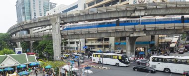 Tayland-Temmuz 03: 2024: Bir BTS Skytrain, Ratchadamri Yolu üzerinde, araçlar ve yayalar Bangkok şehir merkezinde ilerlerken,.