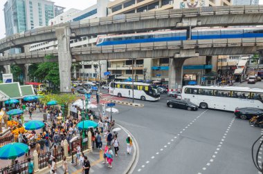Tayland-Temmuz 03: 2024: Bir BTS Skytrain, Ratchadamri Yolu üzerinde, araçlar ve yayalar Bangkok şehir merkezinde ilerlerken,.
