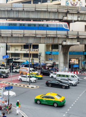 Tayland-Temmuz 03: 2024: Bir BTS Skytrain, Ratchadamri Yolu üzerinde, araçlar ve yayalar Bangkok şehir merkezinde ilerlerken,.