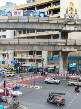 Tayland-Temmuz 03: 2024: Bir BTS Skytrain, Ratchadamri Yolu üzerinde, araçlar ve yayalar Bangkok şehir merkezinde ilerlerken,.