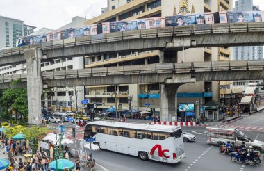 Tayland-Temmuz 03: 2024: Bir BTS Skytrain, Ratchadamri Yolu üzerinde, araçlar ve yayalar Bangkok şehir merkezinde ilerlerken,.