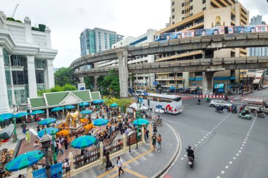 Tayland-Temmuz 03: 2024: Bir BTS Skytrain, Ratchadamri Yolu üzerinde, araçlar ve yayalar Bangkok şehir merkezinde ilerlerken,.