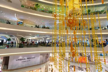 Bangkok, Tayland-2 Temmuz 2024: Tayland 'ın ikinci büyük alışveriş merkezi içinde geniş bir modern alan, çok katlı, mağazalar, restoranlar ve temalı eğlence ve yemek alanlarıyla karışık kullanım kompleksi.