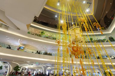 Bangkok, Tayland-2 Temmuz 2024: Tayland 'ın ikinci büyük alışveriş merkezi içinde geniş bir modern alan, çok katlı, mağazalar, restoranlar ve temalı eğlence ve yemek alanlarıyla karışık kullanım kompleksi.
