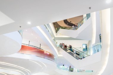 Bangkok, Tayland-2 Temmuz 2024: Tayland 'ın ikinci büyük alışveriş merkezi içinde geniş bir modern alan, çok katlı, mağazalar, restoranlar ve temalı eğlence ve yemek alanlarıyla karışık kullanım kompleksi.