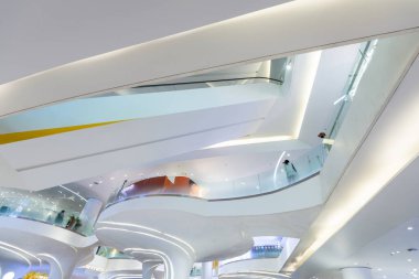 Bangkok, Tayland-2 Temmuz 2024: Tayland 'ın ikinci büyük alışveriş merkezi içinde geniş bir modern alan, çok katlı, mağazalar, restoranlar ve temalı eğlence ve yemek alanlarıyla karışık kullanım kompleksi.