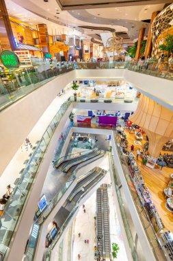 Bangkok, Tayland-2 Temmuz 2024: Tayland 'ın ikinci büyük alışveriş merkezi içinde geniş bir modern alan, çok katlı, mağazalar, restoranlar ve temalı eğlence ve yemek alanlarıyla karışık kullanım kompleksi.