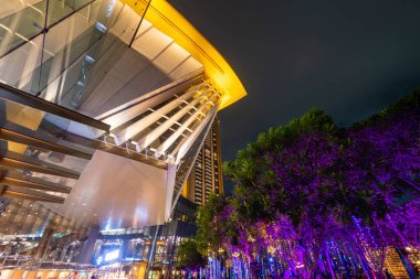 Bangkok, Tayland-02 Temmuz 2024: İkonik karışık kullanım yapısının etkileyici modern mimarisi ve gece sahnesi, geceleri aydınlık, Chao Phraya Nehri 'nin kıyısında yükseliyor..