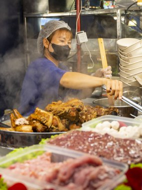 Bangkok, Tayland-02 Temmuz 2024: Tayland 'ın en büyük ikinci alışveriş merkezinin birinci katında yer alan ve Tayland' ın ana bölgelerini temsil eden çok çeşitli yiyecek stantları bulunmaktadır..