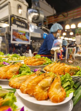 Bangkok, Tayland-02 Temmuz 2024: Tayland 'ın en büyük ikinci alışveriş merkezinin birinci katında yer alan ve Tayland' ın ana bölgelerini temsil eden çok çeşitli yiyecek stantları bulunmaktadır..