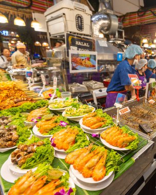 Bangkok, Tayland-02 Temmuz 2024: Tayland 'ın en büyük ikinci alışveriş merkezinin birinci katında yer alan ve Tayland' ın ana bölgelerini temsil eden çok çeşitli yiyecek stantları bulunmaktadır..