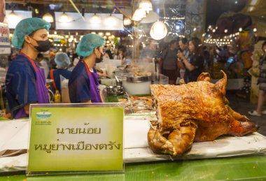 Bangkok, Tayland-02 Temmuz 2024: Tayland 'ın en büyük ikinci alışveriş merkezinin birinci katında yer alan ve Tayland' ın ana bölgelerini temsil eden çok çeşitli yiyecek stantları bulunmaktadır..