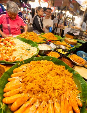 Bangkok, Tayland-02 Temmuz 2024: Tayland 'ın en büyük ikinci alışveriş merkezinin birinci katında yer alan ve Tayland' ın ana bölgelerini temsil eden çok çeşitli yiyecek stantları bulunmaktadır..