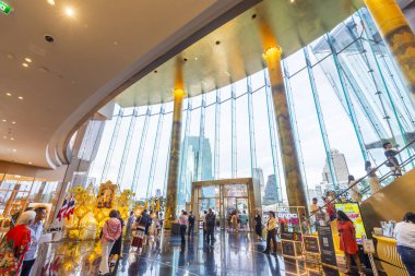 Bangkok, Tayland-2 Temmuz 2024: Tayland 'ın en büyük ikinci alışveriş merkezinin ana kapıları içinde, birçok standı ve yürüyen merdiveni ile çeşitli katlara ve bölümlere açılan geniş bir modern alan.