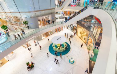 Bangkok, Tayland-2 Temmuz 2024: Tayland 'ın ikinci büyük alışveriş merkezi içinde geniş bir modern alan, çok sayıda mağaza, restoran, çeşme ve temalı eğlence alanlarının bulunduğu karışık kullanım kompleksi.