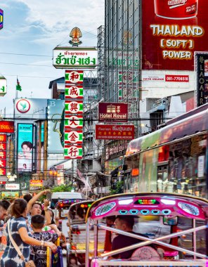 Tayland-Temmuz 03: 2024: Güneş batarken, şehrin Çin mahallesi parlak ışıklar ve pek çok gıda tezgahı, restoranlar ve gece pazarlarıyla canlanıyor.