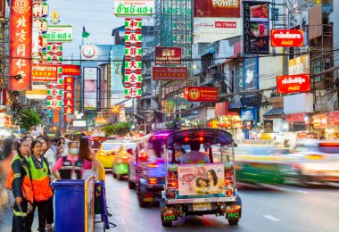 Tayland-Temmuz 03: 2024: Güneş batarken, şehrin Çin mahallesi parlak ışıklar ve pek çok gıda tezgahı, restoranlar ve gece pazarlarıyla canlanıyor.