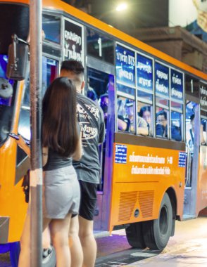 Bangkok, Tayland-Temmuz 04: 2024: Yoğun bir akşamın erken saatlerinde, insanlar otobüs duraklarında, metropol bölgelerinde çeşitli noktalara gitmek için dururlar..