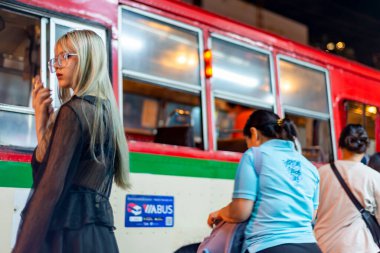 Bangkok, Tayland-Temmuz 04: 2024: Yoğun bir akşamın erken saatlerinde, insanlar otobüs duraklarında, metropol bölgelerinde çeşitli noktalara gitmek için dururlar..