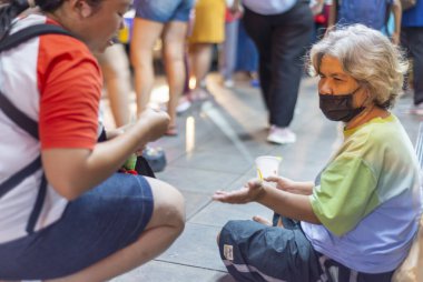 Bangkok, Tayland - Temmuz 04: 2024: Yolcular gece otobüslerini bekliyor ve ara sıra para veriyorlar, yoğun şehir caddelerinde.