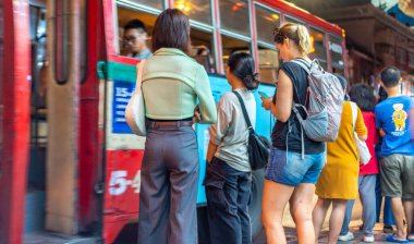 Bangkok, Tayland-Temmuz 04: 2024: Yoğun bir akşamın erken saatlerinde, insanlar otobüs duraklarında, metropol bölgelerinde çeşitli noktalara gitmek için dururlar..