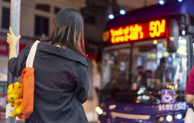 Bangkok, Tayland-Temmuz 04: 2024: Yoğun bir akşamın erken saatlerinde, insanlar otobüs duraklarında, metropol bölgelerinde çeşitli noktalara gitmek için dururlar..