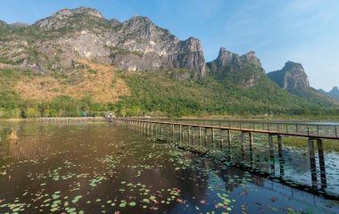 Tatlı su bataklığı ve Tayland 'ın en büyük sulak arazisi, mangrov ormanları, kuş türleri ve ekosistemlerin geniş çeşitliliği, tahta kaldırımlar, nilüferler ve dağ manzarası üzerinde doğa yürüyüşü..