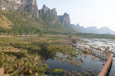 Tatlı su bataklığı ve Tayland 'ın en büyük sulak arazisi, mangrov ormanları, kuş türleri ve ekosistemlerin geniş çeşitliliği, tahta kaldırımlar, nilüferler ve dağ manzarası üzerinde doğa yürüyüşü..