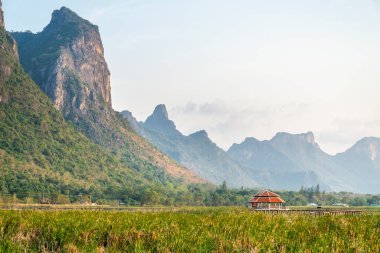 Tatlı su bataklığı ve Tayland 'ın en büyük sulak arazisi, mangrov ormanları, kuş türleri ve ekosistemlerin geniş çeşitliliği, tahta kaldırımlar, nilüferler ve dağ manzarası üzerinde doğa yürüyüşü..