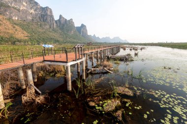 Tatlı su bataklığı ve Tayland 'ın en büyük sulak arazisi, mangrov ormanları, kuş türleri ve ekosistemlerin geniş çeşitliliği, tahta kaldırımlar, nilüferler ve dağ manzarası üzerinde doğa yürüyüşü..
