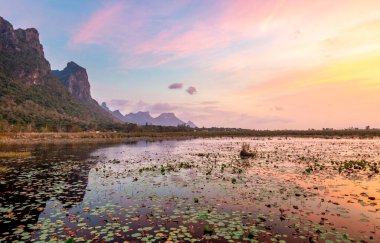 Tatlı su bataklığı ve Tayland 'ın en büyük sulak arazisi, mangrov ormanları, kuş türleri ve ekosistemlerin geniş çeşitliliği, tahta kaldırımlar, nilüferler ve dağ manzarası üzerinde doğa yürüyüşü..