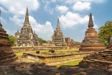 Wat Phra Si Santhe 'nin kendine özgü ve ünlü pagodaları, gün batımında, eski başkenti Siyam' ın ikonik kraliyet sarayının güzel topraklarında..