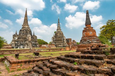 Wat Phra Si Santhe 'nin kendine özgü ve ünlü pagodaları, gün batımında, eski başkenti Siyam' ın ikonik kraliyet sarayının güzel topraklarında..
