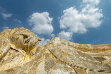 Öğleden sonra güneşinin altında dinlenen Buda 'nın 8 metre yüksekliğindeki heykeli, eski antik Siyam başkentindeki Lokaya Sutha tapınağında, popüler bir turizm merkezidir..